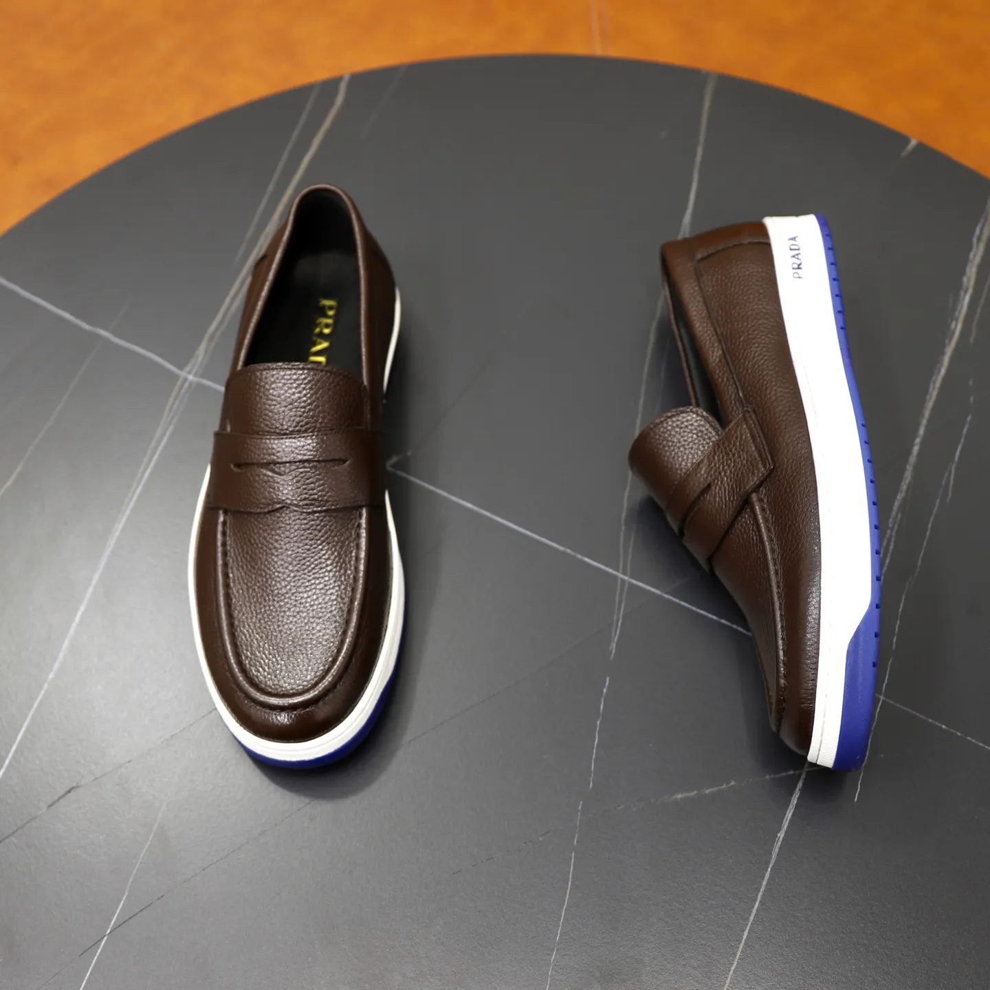 Factory price: 💰640 Prada classic men’s lace-up casual shoes | Imported cowhide upper | Upper stitching layered design, light and breathable | Soft and comfortable | Decorated with PRADA letters on the side | Distinctive sports style, showing the brand style | Lightweight concave and convex pattern rubber soles | Matched with cowhide foot pad lining | Excellent foot feel, fashionable and elegant | Size: 38-44 (45 customized)